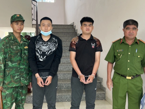 Bắt 2 nghi phạm giết người ở Quận 8 TP.HCM đang trên đường trốn sang Campuchia - Ảnh 1. Tuấn và Trường đang trốn sang Campuchia thì bị biên phòng Long An bắt giữ - Ảnh: P.T.T.