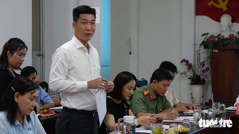 Huỷ quyết định cưỡng chế 2 trong 79 biệt thự trái phép Phú Quốc: Chờ phán quyết của toà phúc thẩm - Ảnh 1. Ông Nguyễn Lê Quốc Toàn - phó chủ tịch UBND TP Phú Quốc - trả lời các câu hỏi của báo chí liên quan đến 79 căn biệt thự trái phép ở ấp Đường Bào, xã Dương Tơ - Ảnh: CHÍ CÔNG