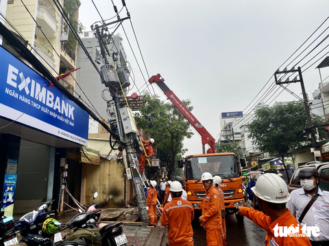 Cống thoát nước bể làm trụ điện ở TP.HCM sụt chân nghiêng vào nhà dân - Ảnh 1. Trụ điện bị nghiêng vào nhà dân chiều 2-10 tại quận 11, TP.HCM - Ảnh: TIẾN QUỐC