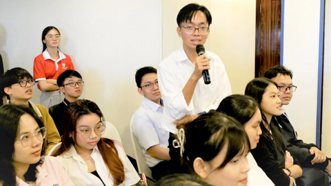 Gen Z và doanh nghiệp cùng quản trị kỳ vọng - Ảnh 1. Các bạn trẻ gen Z cùng trao đổi với đại diện doanh nghiệp tham gia chương trình - Ảnh: HỮU PHƯỚC