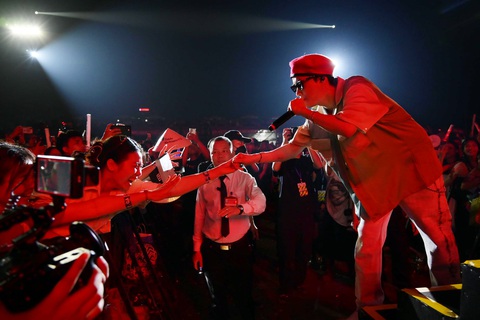 Sao Hàn nói yêu Việt Nam, nhảy See tình, khán giả mê tít - Ảnh 1. Thành viên nhóm Epik High “bắt tay” giao lưu với người hâm mộ Việt Nam tại HAY Fest - Ảnh: HAY Fest