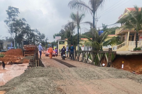Lắp xong cầu sắt, đường ven biển ở Phan Thiết thông tạm thời - Ảnh 1. Cầu sắt được đơn vị thi công lắp tạm thời trên đường Lạc Long Quân, xã Tiến Thành, TP Phan Thiết sau sự cố cầu chính sập mố - Ảnh: MAI THỨC