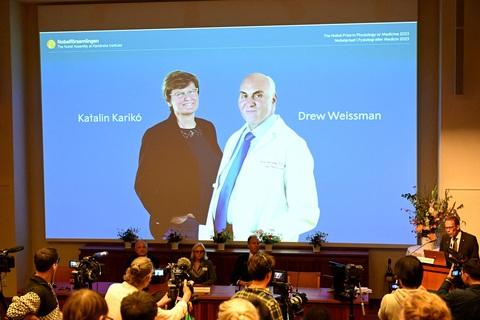 Buổi lễ công bố chủ nhân Nobel Y sinh 2023 ở Stockholm, Thụy Điển, ngày 2-10 - Ảnh: REUTERS Buổi lễ công bố chủ nhân Nobel Y sinh 2023 ở Stockholm, Thụy Điển, ngày 2-10 - Ảnh: REUTERS