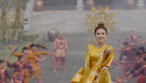 Hình ảnh Thái hậu Dương Vân Nga trong MV Cửa biển non tiên của ca sĩ Quách May Thy - Ảnh: T.ĐIỂU chụp màn hình Hình ảnh Thái hậu Dương Vân Nga trong MV 'Cửa biển non tiên' của ca sĩ Quách Mai Thy - Ảnh: T.ĐIỂU chụp màn hình
