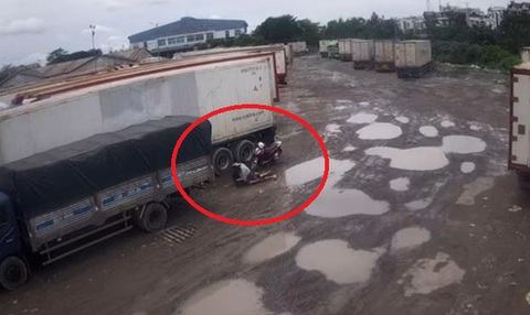 Vụ cô gái bị sát hại ở Thủ Đức: Chồng mang đồ dính máu đi đốt - Ảnh 1. Dung dùng dao sát hại dã man nạn nhân ở bãi xe sau chợ đầu mối nông sản Thủ Đức - Ảnh: Cắt từ video