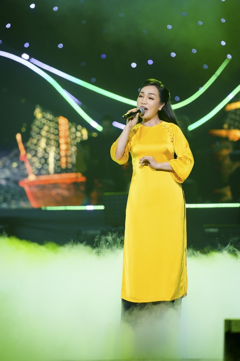 Khán giả đội mưa đến nghe Hương Lan, Thanh Hằng hát tôn vinh phụ nữ - Ảnh 5. Hà Vân tự tin khoe giọng hát mềm mại, ngọt ngào với loạt ca khúc Thương lắm mình ơi, Chiều đồng quê, Về lại cội nguồn… Nữ ca sĩ vốn người gốc Bắc nhưng được khen phát âm, nhả chữ đậm chất miền Nam bộ, Hà Vân cũng được Hương Lan đặt nhiều kỳ vọng là thế hệ kế thừa trong dòng nhạc này