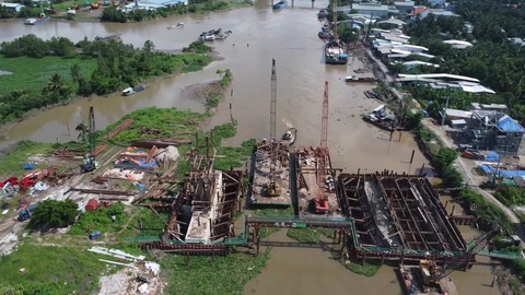 Thêm nhiều cống ngăn mặn dọc sông Tiền, dân trồng sầu riêng phấn khởi- Ảnh 3. Cống âu Nguyễn Tấn Thành, tỉnh Tiền Giang đã hoàn thành được khoảng 45% khối lượng công việc và có thể ngăn mặn tạm thời khi cần thiết trong mùa khô 2023-2024 - Ảnh: MẬU TRƯỜNG