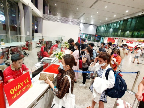 Vé máy bay Tết giá cao, du lịch lo - Ảnh 2. Giá vé máy bay dịp Tết 2024 neo ở mức cao khiến không ít công ty du lịch lo lắng - Ảnh: CÔNG TRUNG