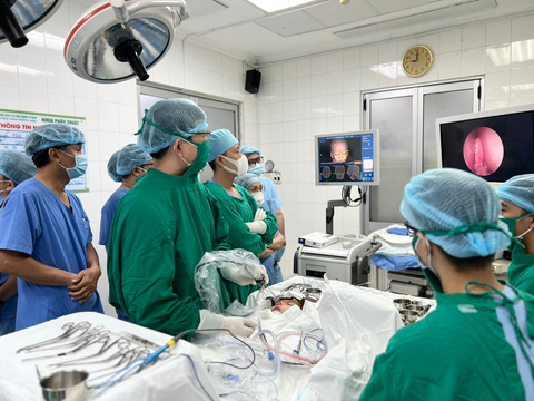 Lấy mỡ bụng, keo sinh học vá lỗ thủng sàn sọ cho bé trai 3 tuổi - Ảnh 1. Các bác sĩ Bệnh viện Tai Mũi Họng TP.HCM phẫu thuật nội soi vá lỗ thủng sàn sọ cho bệnh nhi - Ảnh: Bệnh viện cung cấp