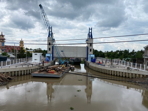 Thêm nhiều cống ngăn mặn dọc sông Tiền, dân trồng sầu riêng phấn khởi- Ảnh 1. Một trong 6 cống ngăn mặn do tỉnh Tiền Giang đầu tư dọc theo sông Tiền đã hoàn thành và sẽ đưa vào vận hành từ tháng 10-2023 - Ảnh: MẬU TRƯỜNG