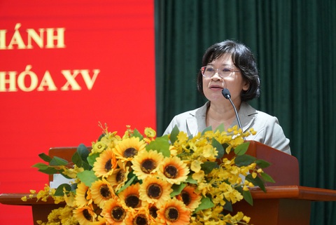 Phó đoàn ĐBQH TP.HCM trao đổi với cử tri về giá và mặt bằng vành đai 3 TP.HCM - Ảnh 1. Phó trưởng đoàn chuyên trách Đoàn đại biểu Quốc hội TP.HCM Văn Thị Bạch Tuyết trả lời kiến nghị cử tri - Ảnh: B.P