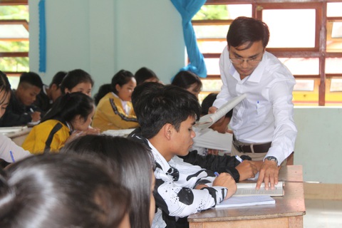 Quảng Nam tính bỏ xét tuyển vào lớp 10 để ngăn 'làm đẹp hồ sơ' - Ảnh 1. Giờ học của học sinh Trường THPT Dân tộc nội trú huyện Tây Giang - Ảnh: B.D.