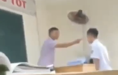 Thầy giáo xưng 'tao, bố mày', chửi học sinh thô tục ngay trên bục giảng - Ảnh 1. Thầy giáo chỉ tay, mắng chửi thô tục nam sinh - Ảnh cắt từ clip