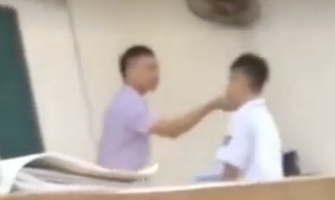 Thầy giáo xưng 'tao', chửi học sinh thô tục thừa nhận sai 'do nóng tính' - Ảnh 1. Thầy giáo bóp cằm, chửi thô tục học sinh ngay trên bục giảng - Ảnh cắt từ clip