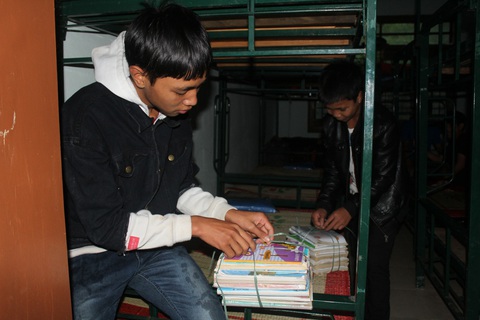 Quảng Nam tính bỏ xét tuyển vào lớp 10 để ngăn 'làm đẹp hồ sơ' - Ảnh 4. Học sinh THPT tại huyện Tây Giang - Ảnh: B.D.