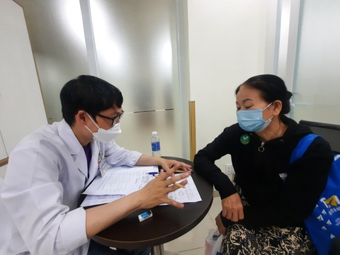 TP.HCM khám, chữa bệnh miễn phí cho toàn bộ người cao tuổi trong tháng 10 - Ảnh 1. TP.HCM sẽ khám sức khỏe miễn phí cho toàn bộ người cao tuổi trong tháng 10 - Ảnh: THU HIẾN