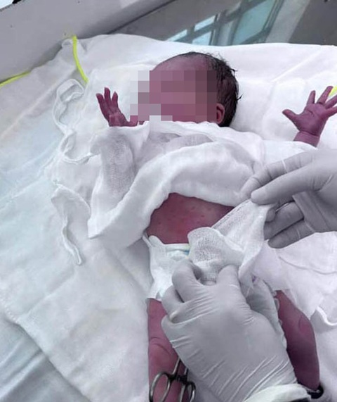 Các y, bác sĩ chăm sóc sức khỏe cho bé gái sơ sinh bị bỏ rơi bên bwof sông Tắc - Ảnh: NGỌC CHI Các y, bác sĩ chăm sóc sức khỏe cho bé gái sơ sinh bị bỏ rơi bên bờ sông Tắc - Ảnh: NGỌC CHI