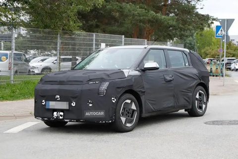Dự đoán thiết kế Kia EV3 - SUV điện ngang hàng Seltos vừa lộ mặt - Ảnh 1. Kia EV3 xuất hiện thử nghiệm tại châu Âu - Ảnh: Autocar