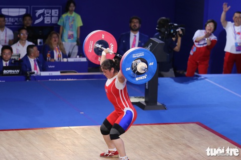 Phần thi của nữ VĐV cử tạ Triều Tiên Kim Ilgyong khiến ngay cả thành viên ban tổ chức Asiad 19 cũng phải trầm trồ - Ảnh: ĐỨC KHUÊ Phần thi của nữ VĐV cử tạ Triều Tiên Kim Ilgyong khiến ngay cả thành viên ban tổ chức Asiad 19 cũng phải trầm trồ - Ảnh: ĐỨC KHUÊ