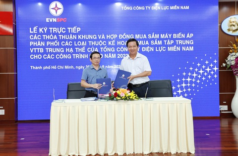 Điện lực miền Nam ký hợp đồng mua sắm Máy biến áp cho năm 2023 - Ảnh 3. Ông Lê Hoàng Oanh - Giám đốc Công ty Điện lực Long An (áo trắng) ký hợp đồng với Công ty cổ phần Chế tạo thiết bị điện Việt Nam (Havec) cho Gói thầu số 1 - Máy biến áp phân phối 1 pha (25kVA - 37,5 kVA) - Ảnh: EVNSPC