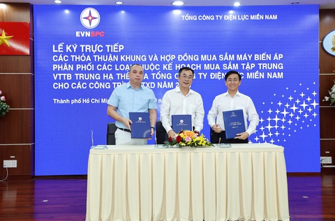 Điện lực miền Nam ký hợp đồng mua sắm Máy biến áp cho năm 2023 - Ảnh 4. Ông Lê Minh Quốc Việt - Giám đốc Công ty Điện lực Bình Dương (ngoài cùng bên phải) ký Hợp đồng với Liên danh Công ty cổ phần cơ điện Thủ Đức và Công ty cổ phần thiết bị điện & chế tạo biến thế Hà Nội (Liên danh EMC-CTC) cho Gói 2 - Máy biến áp phân phối 1 pha (75kVA-100kVA) - Ảnh: EVNSPC