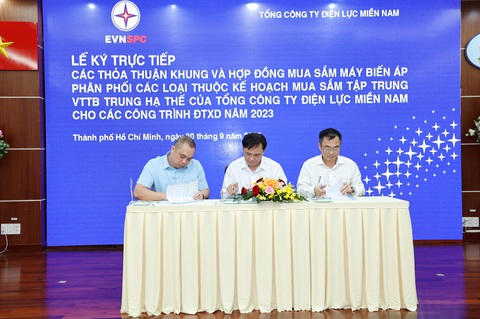 Điện lực miền Nam ký hợp đồng mua sắm Máy biến áp cho năm 2023 - Ảnh 2. Ông Nguyễn Phước Đức - Tổng giám đốc EVNSPC (giữa) ký các thỏa thuận khung với Liên danh Công ty Cổ phần cơ điện Thủ Đức và Công ty Cổ phần thiết bị điện & Chế tạo biến thế Hà Nội (Liên danh EMC-CTC) cho Gói thầu số 2 - Máy biến áp phân phối 1 pha (75kVA-100kVA) - Ảnh: EVNSPC