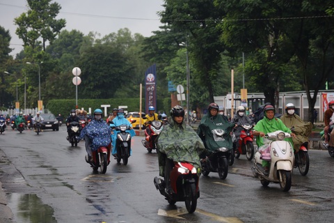 Sáng đầu tuần, thời tiết TP.HCM mưa dầm - Ảnh 1. Từ sáng 2-10, nhiều nơi tại TP.HCM thời tiết có mưa dai dẳng - Ảnh: NGỌC QUÝ