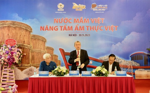 Chủ tịch Hiệp hội nước mắm VN: Đề nghị nước mắm là di sản văn hóa phi vật thể là cách nói vắn tắt - Ảnh 1. PGS.TS Trần Đáng - chủ tịch Hiệp hội Nước mắm Việt Nam - phát biểu tại hội thảo hôm 30-9 - Ảnh: A. TÙNG
