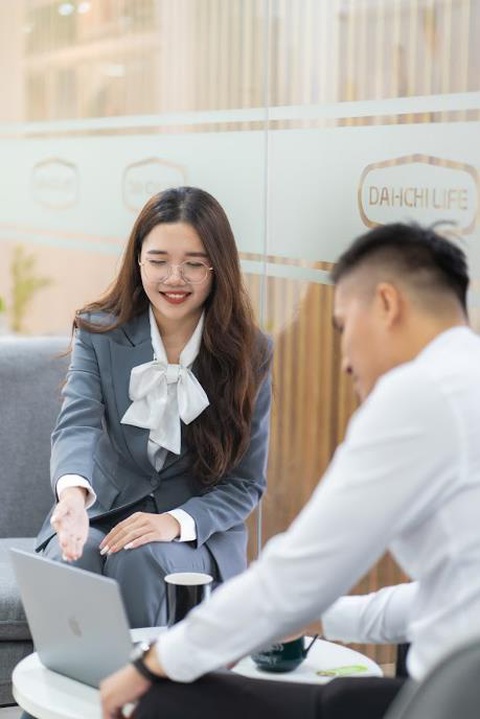 Dai-ichi Life Việt Nam đẩy mạnh chiến dịch tuyển dụng hàng chục ngàn nhân sự trong năm nay - Ảnh 2. Với chiến lược "chiêu hiền, đãi sĩ", Dai-ichi Life Việt Nam cho biết đang nỗ lực thực hiện mục tiêu chuẩn hóa đội ngũ tư vấn tài chính, song hành đẩy mạnh tuyển dụng