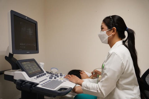 Phát hiện sớm ung thư vú giúp người bệnh tăng tỉ lệ điều trị thành công - Ảnh 1. Siêu âm màu tuyến vú giúp đánh giá chính xác khối u ở những trường hợp tổn thương không rõ bản chất trên nhũ ảnh