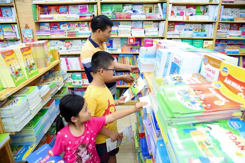 Học phí không lo, phụ phí mới sợ - Ảnh 1. Học sinh và phụ huynh tìm mua sách giáo khoa, đồ dùng học tập đầu năm học mới. Nhiều khoản phải chi đầu năm khiến nhiều phụ huynh nặng gánh cho việc học của con - Ảnh: PHƯƠNG QUYÊN