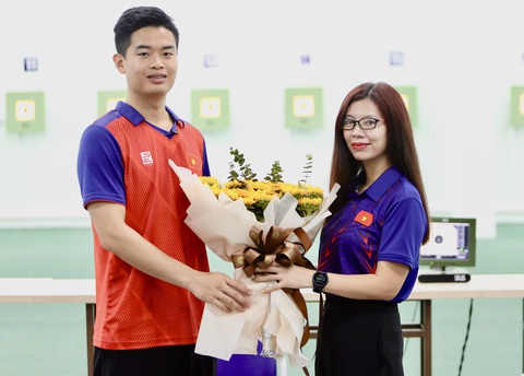 Nhà vô địch Asiad 19 Phạm Quang Huy đang giao lưu cùng Tuổi Trẻ Online - Ảnh 1. Xạ thủ Phạm Quang Huy trả lời phỏng vấn độc quyền với Tuổi Trẻ Online - Ảnh: NGUYỄN KHÁNH
