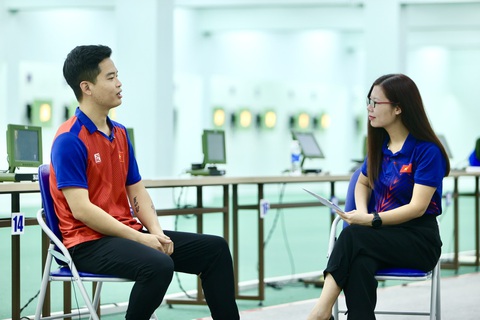 Nhà vô địch Asiad 19 Phạm Quang Huy đang giao lưu cùng Tuổi Trẻ Online - Ảnh 2. Phạm Quang Huy trao đổi cùng Tuổi Trẻ Online - Ảnh: NGUYỄN KHÁNH