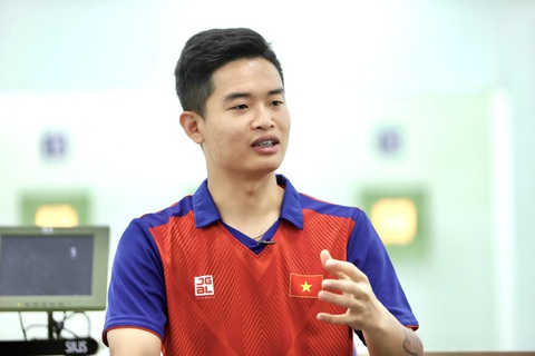 Nhà vô địch Asiad 19 Phạm Quang Huy đang giao lưu cùng Tuổi Trẻ Online - Ảnh 2. Xạ thủ Phạm Quang Huy chia sẻ hành trình đến Asiad 19 - Ảnh: NGUYỄN KHÁNH