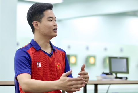 Nhà vô địch Asiad 19 Phạm Quang Huy đang giao lưu cùng Tuổi Trẻ Online - Ảnh 2. Phạm Quang Huy nhớ lại những kỷ niệm khi còn nhỏ - Ảnh: NGUYỄN KHÁNH