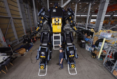 Công ty Nhật chế tạo robot biến hình khổng lồ - Ảnh 1. Giám đốc điều hành Tsubame Industries, ông Ryo Yoshida, chụp ảnh với ARCHAX hôm 27-9-2023 - Ảnh: REUTERS/Issei Kato