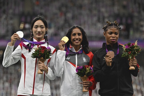 'Nữ hoàng tốc độ' Singapore làm nên lịch sử khi giành HCV 200m nữ ở Asiad 19 - Ảnh 1. Shanti Pereira (giữa) với tấm huy chương vàng lịch sử của điền kinh Singapore - Ảnh: AFP