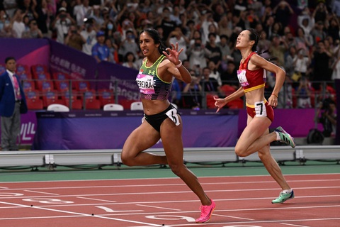 'Nữ hoàng tốc độ' Singapore làm nên lịch sử khi giành HCV 200m nữ ở Asiad 19 - Ảnh 2. Khoảnh khắc Shanti Pereira cán đích trước Li Yuting - Ảnh: AFP
