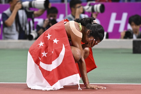 'Nữ hoàng tốc độ' Singapore làm nên lịch sử khi giành HCV 200m nữ ở Asiad 19 - Ảnh 3. Khoảnh khắc xúc động của Shanti Pereira - Ảnh: AFPA