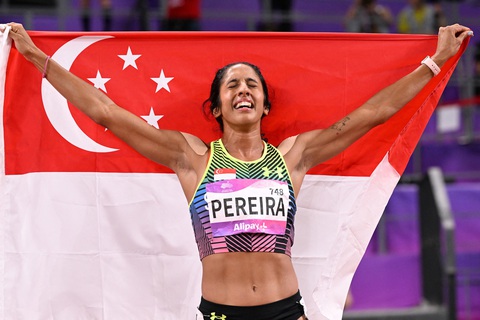 'Nữ hoàng tốc độ' Singapore làm nên lịch sử khi giành HCV 200m nữ ở Asiad 19 - Ảnh 4. Cô gái của Singapore đã bật khóc khi giành huy chương vàng - Ảnh: AFP