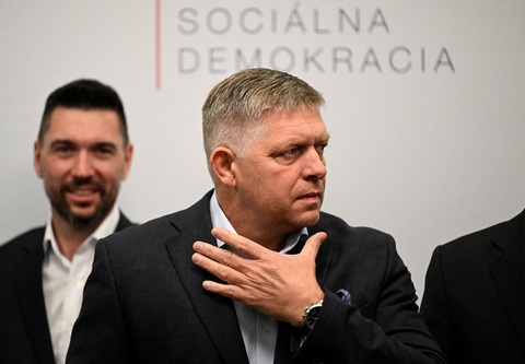 Đảng thân Nga đắc cử Slovakia, Ukraine nói gì? - Ảnh 1. Ông Robert Fico, lãnh đạo Đảng SMER-SSD vừa chiến thắng tại cuộc bầu cử Slovakia. Ông là người có quan điểm phản đối viện trợ quân sự cho Ukraine, chỉ muốn giúp đỡ Ukraine về vấn đề nhân đạo - Ảnh: REUTERS