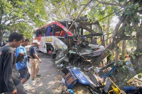 Cách một quốc gia Đông Nam Á đối phó với 'hung thần xe buýt': Thêm tính năng giới hạn tốc độ - Ảnh 1. Hai chiếc xe buýt chạy quá tốc độ xảy ra va chạm đã dẫn đến hậu quả khủng khiếp. Một trong hai chiếc thậm chí bị "tước" hết phần đầu xe - Ảnh: Otomotifnet