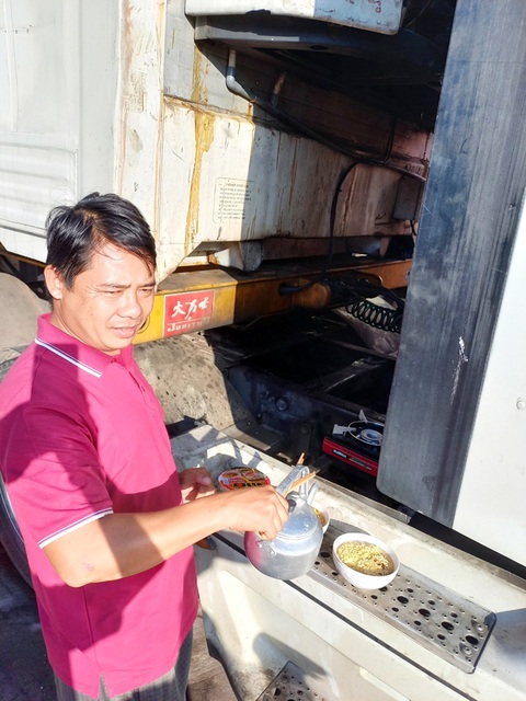 Nỗi niềm đời tài xế container đường dài - Kỳ cuối: Những bài học sinh tử - Ảnh 1. Tài xế tự nấu mì gói ăn lót dạ trong lúc chờ giao hàng ở Móng Cái - Ảnh: TRƯƠNG NHẤT VƯƠNG