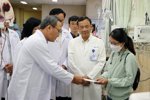 Vụ xe Thành Bưởi gây tai nạn: Không thu viện phí của bệnh nhân - Ảnh 1. Lãnh đạo Ủy ban An toàn giao thông quốc gia tới Bệnh viện Đa khoa Đồng Nai thăm hỏi, tặng quà thân nhân người gặp nạn trong vụ xe Thành Bưởi tông xe 16 chỗ - Ảnh: AN BÌNH