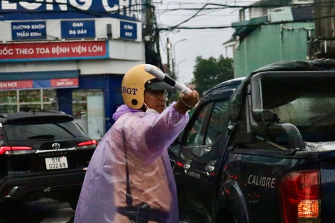 Một số hình ảnh kẹt xe trong mưa tại TP.HCM sáng 2-10 - Ảnh: TIẾN QUỐC CSGT phân luồng giao thông dưới mưa - Ảnh: TIẾN QUỐC