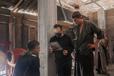 Diễn viên Thuận Nguyễn và đạo diễn Victor Vũ trên trường quay bộ phim Người vợ cuối cùng - Ảnh: ĐPCC Diễn viên Thuận Nguyễn và đạo diễn Victor Vũ trên trường quay bộ phim Người vợ cuối cùng - Ảnh: ĐPCC
