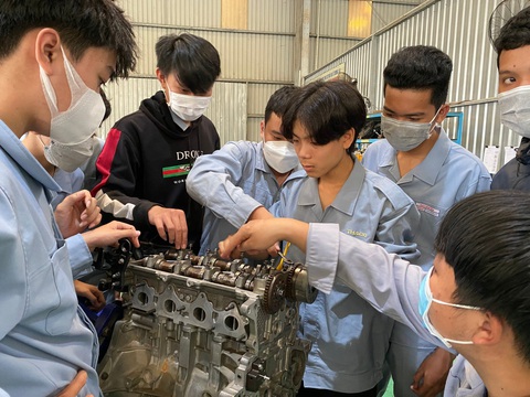 Quảng Nam tính bỏ xét tuyển vào lớp 10 để ngăn 'làm đẹp hồ sơ' - Ảnh 3. Học sinh sau khi học hết cấp 2 được phân luồng vào học nghề tại THACO Chu Lai - Ảnh: B.D.