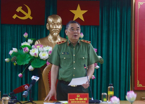Bộ Công an: Vạn Thịnh Phát lừa đảo 30 ngàn tỉ của 42 ngàn nhà đầu tư - Ảnh 2. Trung tướng Tô Ân Xô chủ trì buổi họp báo của Bộ Công an - Ảnh: DANH TRỌNG