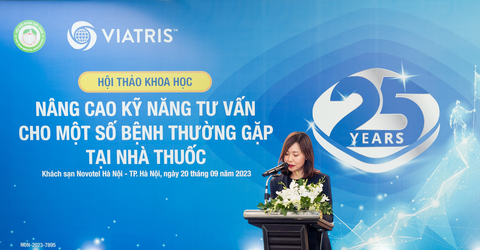 Nâng cao nhận thức về các bệnh thầm kín - Ảnh 1. Bà Eunice Cho, tổng giám đốc của Viatris Việt Nam, phát biểu tại hội nghị chuyên đề dành cho các chuyên viên y tế do Viatris Việt Nam phối hợp với Hiệp hội Nội khoa Việt Nam tổ chức.