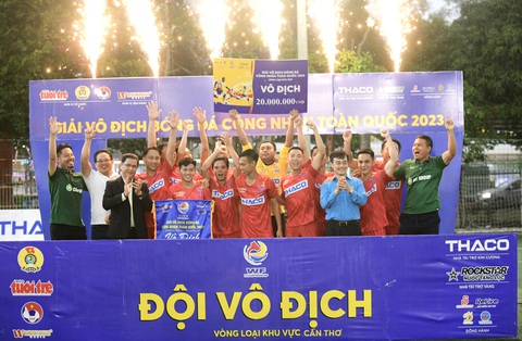 Giải vô địch bóng đá công nhân toàn quốc 2023: Những ngày vui đáng nhớ - Ảnh 1. Nhà vô địch Công đoàn Kiên Giang trên bục nhận giải - Ảnh: QUANG ĐỊNH